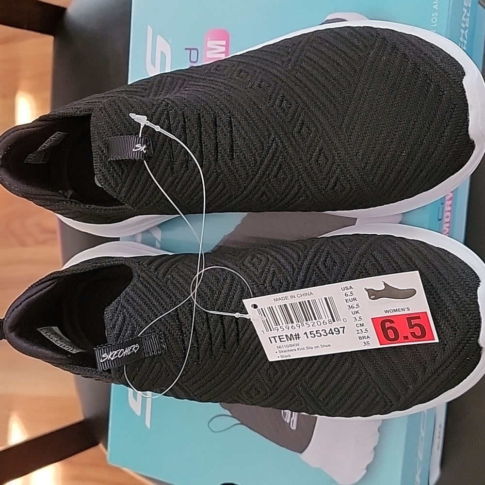 Tennis shoes